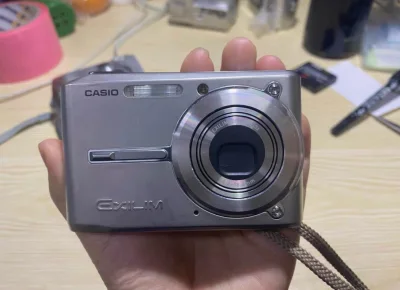 这次在挖煤姬同时入手了卡西欧S600和Z600两台CCD，简直是复古相机爱好者的双倍快乐！S600的轻薄设计非常适合随身记录生活，而Z600的广角自拍功能对女生太友好了。两台机器成色都接近九成新，镜头无划痕，功能全部正常。物流速度超预期，从日本到国内只花了一周，包装...