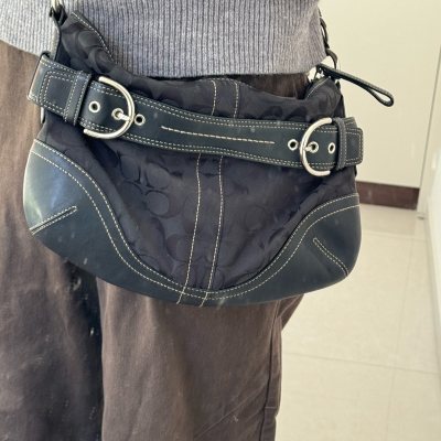 淘到这只Coach包包，帆布配皮耐造还轻，走线工整五金有分量，肩带贴身不滑。装得下手机伞，搭大衣复古又利落，到手才知“中古款”比新款更有味道，性价比直接戳中我！