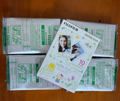 年末挖到超爱用的富士instax相纸！这次在闲置平台入的几盒都很新，色彩出片还是那么绝，拍日常氛围感直接拉满，囤货太值啦~