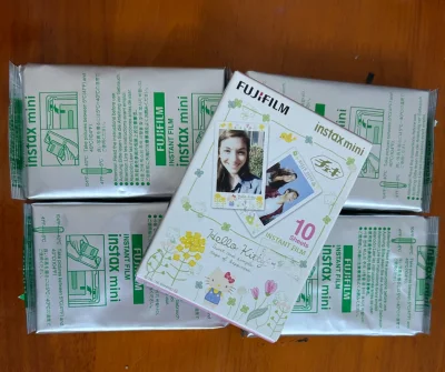 年末挖到超爱用的富士instax相纸！这次在闲置平台入的几盒都很新，色彩出片还是那么绝，拍日常氛围感直接拉满，囤货太值啦~