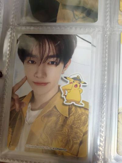 昨天整理卡册，把这批日切按色系排开，在灯下美得像糖纸！每次翻看都想起抢卡时肾上腺素飙升的夜晚。痛并快乐着，就是收藏的魔力吧。✨