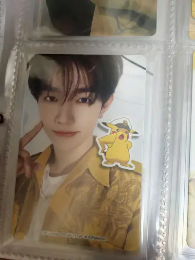 昨天整理卡册，把这批日切按色系排开，在灯下美得像糖纸！每次翻看都想起抢卡时肾上腺素飙升的夜晚。痛并快乐着，就是收藏的魔力吧。✨