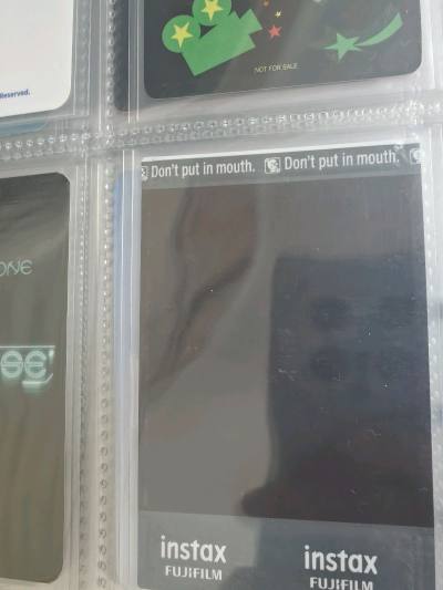 那天阳光特别好，把新到的日切卡放在窗台边拍了几张。光影透过特殊工艺，卡面像流淌的银河。突然觉得，这些奔波而来的小纸片，原来也在替我收集每一个好天气。