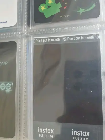 那天阳光特别好，把新到的日切卡放在窗台边拍了几张。光影透过特殊工艺，卡面像流淌的银河。突然觉得，这些奔波而来的小纸片，原来也在替我收集每一个好天气。