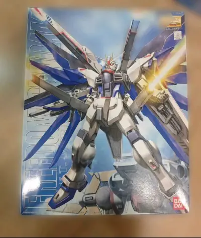 红万代MG自由高达1.0，万代出品，高达迷必入！1.0自由，整体配色更接近动画风格。非常优秀，挖煤的运输也很给力，完全无损。