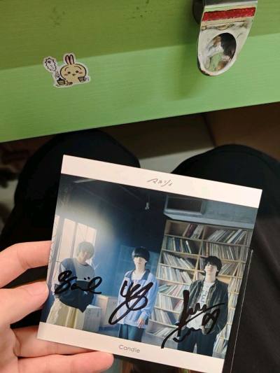 三个东西一起发货 各自都被很好的包裹着 没有乱飞的情况 有一张签名 也没有一点褶皱。很满意的购物哈哈。