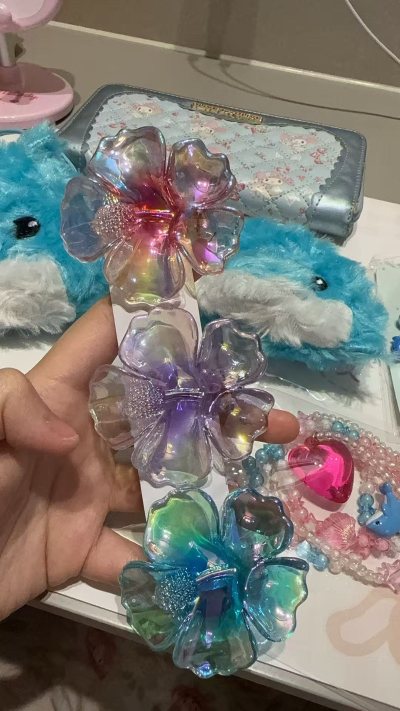 最近买了一些可爱的小玩意，特别喜欢巧克力和海豚的吊坠，感谢挖煤姬让我淘到了我喜欢的东西，挖煤姬我将永远追随你