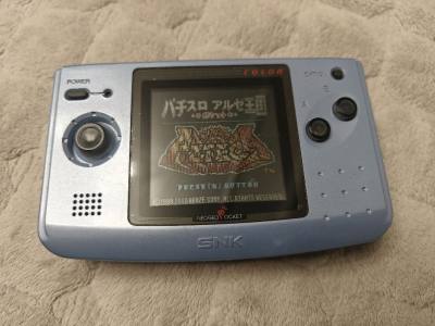 又是一个电池仓生锈严重的机器，已经锈断了，但是卖家说可以通电。收到后更换弹簧，顺利开启，还送了一盘扑克游戏，不错。