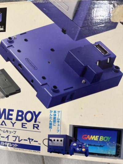 购买了一套任天堂NGC主机的GBA底座，颜色与主机完全匹配，品相也不错，物流打包相当严实，非常满意，感谢平台！