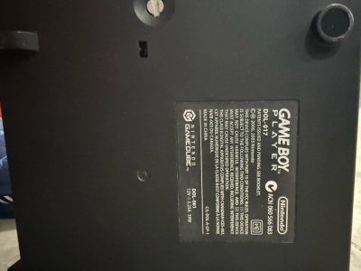 购买了一套任天堂NGC主机的GBA底座，颜色与主机完全匹配，品相也不错，物流打包相当严实，非常满意，感谢平台！