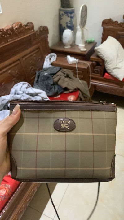 又是幸运的一次，蹲到了一个好价的Burberry包包 外加的斜挎肩带，平时出门非常好用，内外都非常的干净，还是正品。