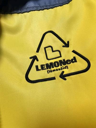 ems很快就到了，收到的包装盒很厚实，虽然没有要额外包装但还是给裹了泡泡纸，衣服挺新的折得很整齐。在2025年还能看到hide在无数的银幕和周边上存在，对于我这样年轻的粉丝来说真的非常幸福。