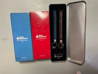 依旧是买了一些手表和明星相关的东西～买到了我的小梦情悬浮针数字手表！还有小提琴手表。还买到了cbx场周的中性笔，居然还能下水。还有一些珉锡的日周，都很好价