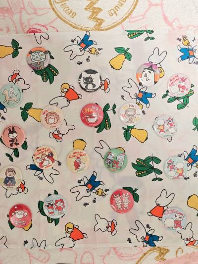 アランギーのバッジセットが手に入ったよ～
キャラクターたちがそれぞれ個性的でかわいくて、
特にハハハシリーズが大好き！
泣き笑いの表情がめちゃくちゃ可愛い?
クリスマスバッジも時節にピッタリで、
本当に気に入っちゃった～
出品者の皆様、再度ありがとうございます?
次...