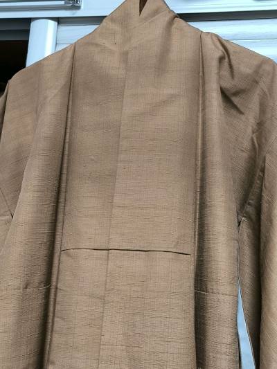 我通过挖煤姬购买了这些正绢着物。我选择通过海运的方式发送，它们在一个月之内完好无损地到达了我手中。包装得非常结实。很高兴得到了价格低廉、品质良好的产品。它们的颜色尽管与我预期中的有所差别，但是实际的颜色令人惊喜。我很喜欢这样的颜色，谢谢。