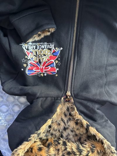 愉快的可追踪小航空 价格实惠 速度快 包装严实很喜欢 真的很爱可惜马上就要没有了 新淘到的外套和裙子也超级漂亮 凛的小物又收集到了好多