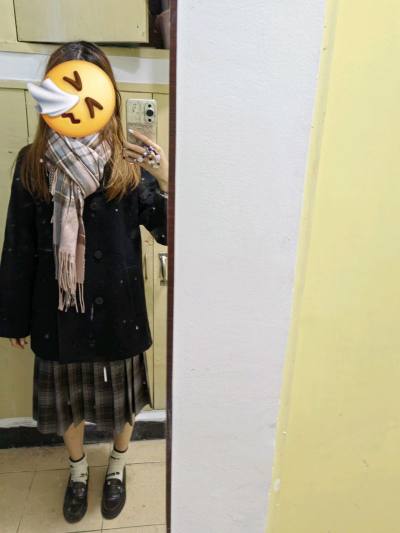 这次在挖煤姬买了eastboy东男孩的大衣，可以搭配制服来穿，非常貌美。走的快递是可追踪小航空，用了积分抵扣只需要10块钱运费。