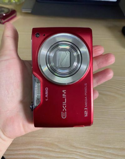 在挖煤姬淘到卡西欧Z2000、H15和Z450三台宝藏CCD！Z2000的美颜模式自然柔和，H15的长焦端抓拍远景超清晰，Z450的复古色调直出无敌。三台成色都很新，配有原装电池和充电器。物流包装特别用心，每台相机独立防震，到手零划痕。平台中检非常专业，一次满足收藏...