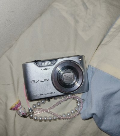 在挖煤姬淘到的卡西欧Z450 CCD相机真的太让人惊喜了！机身是经典的银色金属质感，小巧轻便。试拍后发现色彩饱和度很高，复古色调直出效果绝绝子，夜晚开闪光灯氛围感拉满。物流包装非常仔细，电池和内存卡都贴心配好了。平台的中检报告很详细，确认无拆修且功能完好。这个价位能...