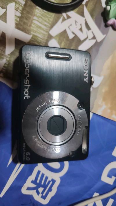 在挖煤姬淘索尼W50 CCD超惊喜！选了A级成色卖家，备注内置电池省了服务费，合单加固后包装超严实，一周就到手。机身仅127克超便携，卡尔蔡司镜头+600万像素，色彩还原超准，2cm微距拍细节绝了。虽高感有轻微噪点，但傻瓜式操作对新手超友好，日常扫街、记录生活氛围感...