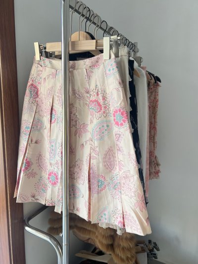 又淘了很多古着衣服，真的很好很漂亮，到手都很惊喜，很开心，多多淘东西，挖煤姬使用也很方便，功能简洁，是海淘软件里最好用的，继续挖挖挖