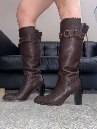 淘到了超美的高跟靴，可惜自己穿不了，两双靴子的成色都非常好，快递打包的也很好，都有泡泡膜或者盒子，希望合单和发货速度加快，感谢。