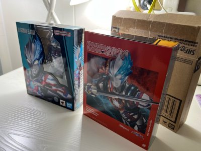 这次是在煤炉二手平台上切的布莱泽奥特曼法德兰装甲shf，任意门官方的包装非常好，第N次走竹蜻蜓也非常快，超乎我的预料，大概20天到手拆箱，非常丝滑！