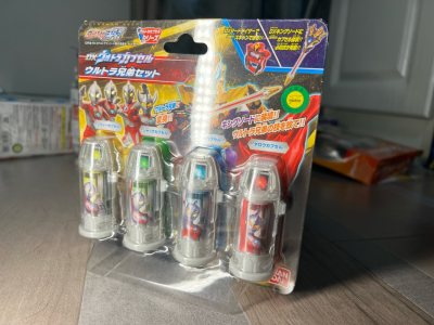 这次是在煤炉二手平台上切的dx捷德奥特曼胶囊套装和捷德奥特曼卡片，任意门官方的包装非常好，第N次走竹蜻蜓max也非常快，超乎我的预料，大概20天到手拆箱，非常丝滑！