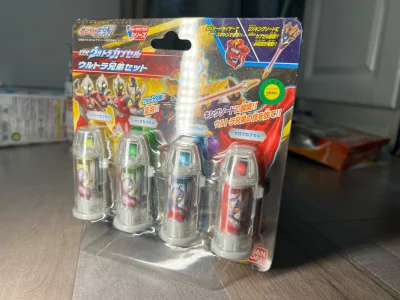 这次是在煤炉二手平台上切的dx捷德奥特曼胶囊套装和捷德奥特曼卡片，挖煤姬官方的包装非常好，第N次走竹蜻蜓max也非常快，超乎我的预料，大概20天到手拆箱，非常丝滑！