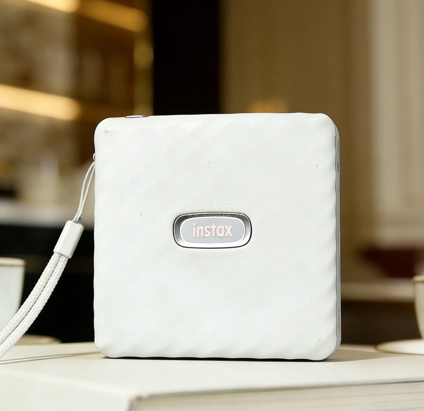 前段时间一直心心念念想要一台Wide Link拍立得，每天都会蹲在挖煤姬上刷一刷，总算功夫不负有心人，淘到了这台箱说齐全的白色Lin Wide。
卖家看着就是个爽快人，商品介绍写得很简洁，不过价格实在划算，我没多想就直接入手了。原本以为跨国转运要等挺久，没想到从下单...