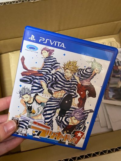 这次入手的游戏卡带和角色周边真的超出预期！
卡带包装完好，插入主机秒识别，运行超流畅，玩了一下午完全没卡顿！
周边的质感超棒，印刷清晰色彩正，摆桌上颜值直接拉满~物流也很快，包裹裹得严严实实，拆开的时候连包装都没折痕！
这购物体验太舒服啦！
最惊喜的是价格，对比了其...