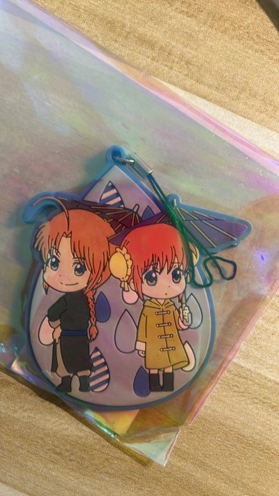 谁懂啊！在挖煤姬淘到了心心念念的神威和乐乐雨滴挂件，实物真的萌到心巴上！雨滴造型圆滚滚的，神威的小表情又酷又奶，乐乐还带着软乎乎的小配饰，品相几乎全新，完全不像中古货！平台操作很丝滑，一键代拍不用蹲日拍，合单后运费也超划算，包裹加固得严严实实，到手毫无损伤，二次元海...