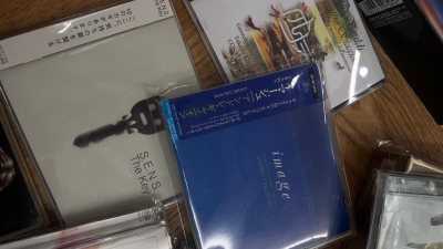 在任意门选购CD，便捷程度简直超乎想象！打开平台一键检索，心仪的唱片即刻呈现，下单流程丝滑到无需多等，足不出户就能坐等收货。物流全程省心，包裹用加厚泡沫与硬壳纸箱层层包裹，CD盒边角毫无磕碰，品相完美。更惊喜的是价格超合理，远低于市面均价，还常有满减福利，选碟、购碟...