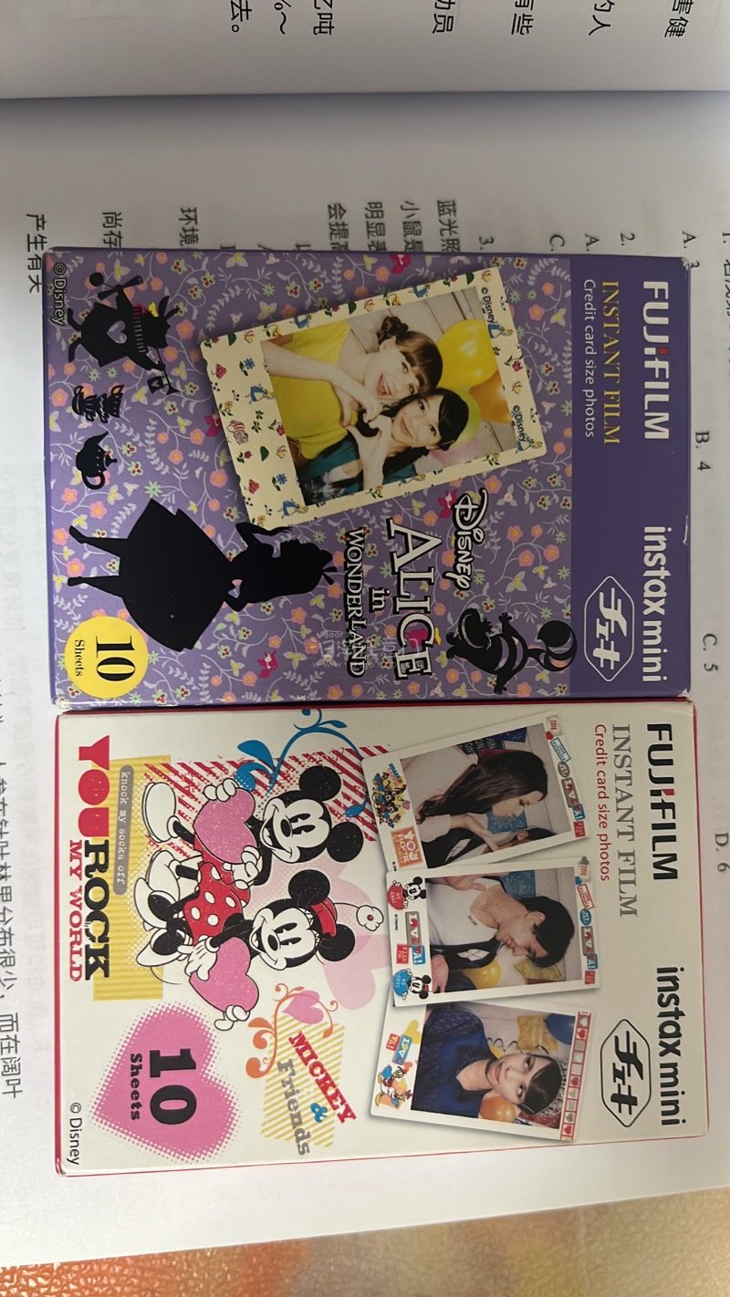 首先收到相机非常激动，特别新，机子状态也很好，还有一个袋子保护着，取景框和电池仓也是干干净净的！机子可以说99新了，没有任何划痕，原主人保护的很好，我也会很爱惜它的！
其次这个联名款真的非常貌美，mini25这个型号也是随便怎么拍都出片！
然后一起发过来的两盒相纸盒...