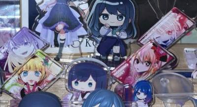 本次切了八个订单，很貌美的原画彩色立牌还有很多纸片，比较少的原画舞台挂画，比想象中大好多，还有一些手办亚克力。