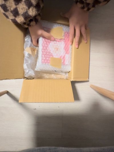 前几天刚拿到EMS的件，今天竹蜻蜓的就来了，大部分原卖家包起来了，有一个cd是裸的，有挤压损伤。其他都很满意，整体价格很划算。