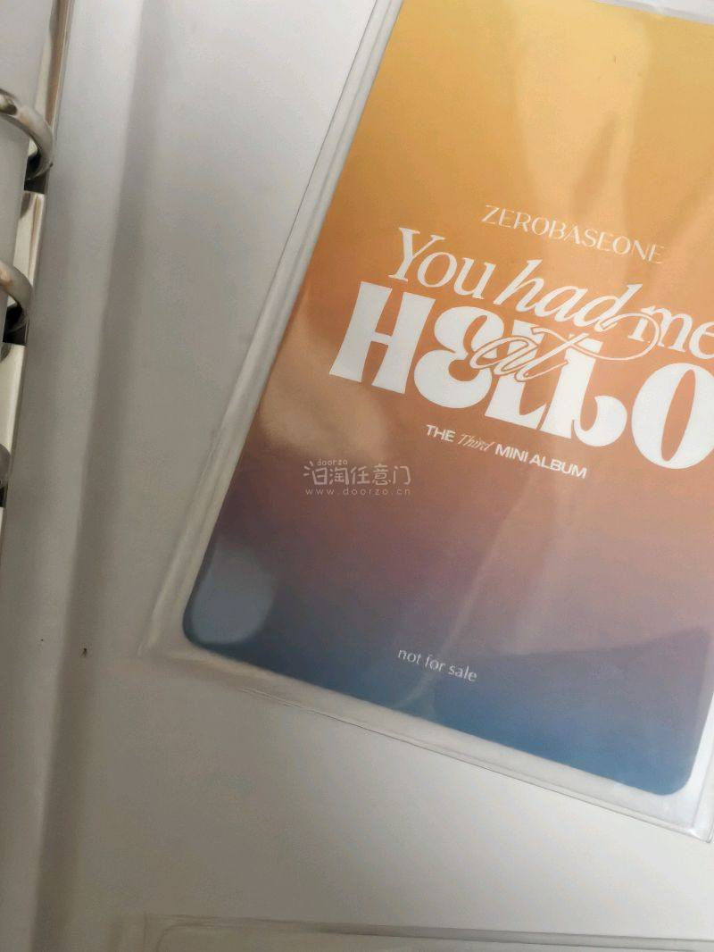 昨晚随手把一张日切卡塞进手机壳，今早挤地铁时阳光一晃，它就在我掌心偷偷发光。突然觉得，这份小小的、只有自己知道的闪耀，像一颗在水泥森林里活蹦乱跳的心脏。