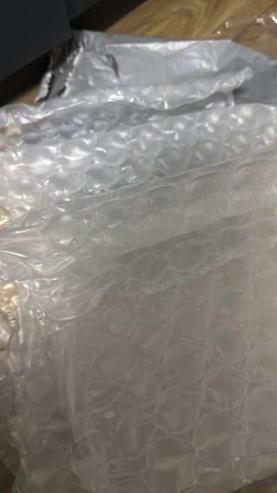 非常非常厚的泡泡纸，把玩具保护得非常到位，标签都没有一点折痕！夸夸！物流也很快，箱子很厚实，很有安全感。认准挖煤姬了。