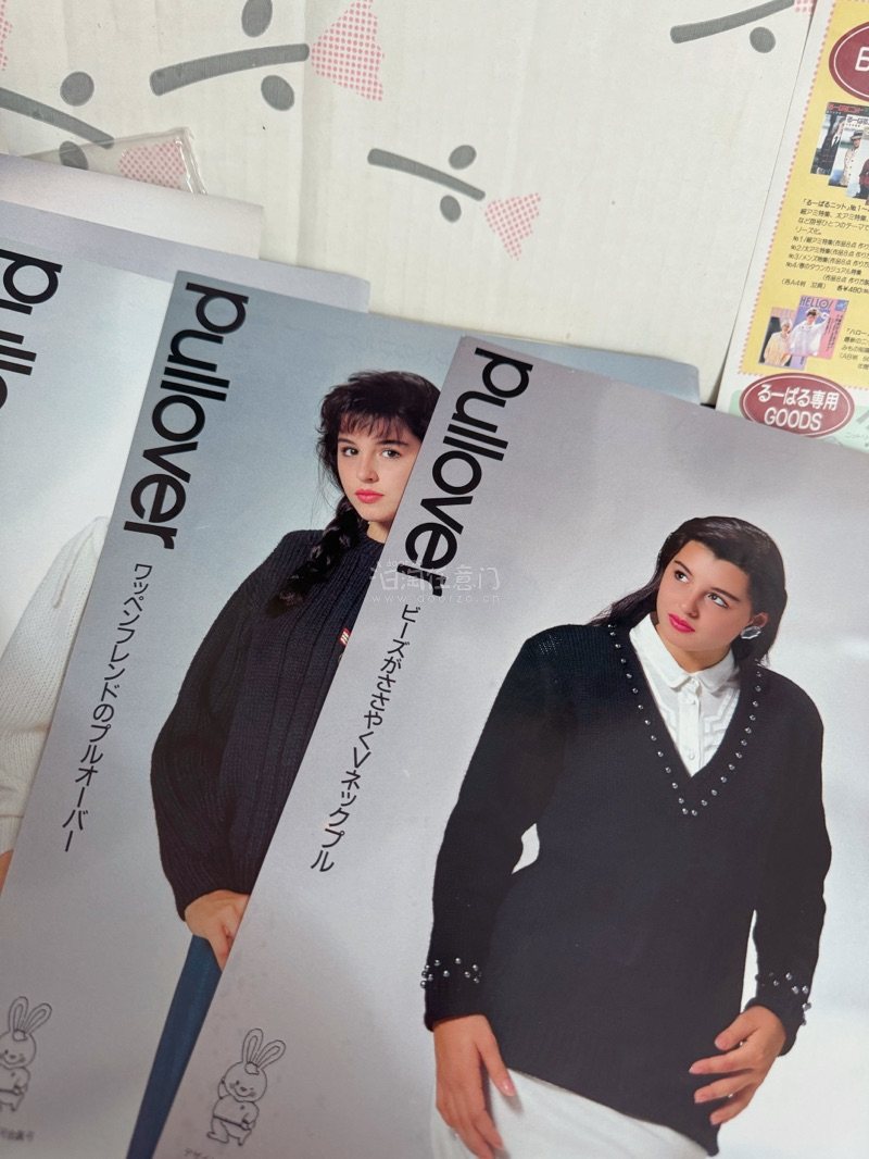 多得挖煤姬一如既往稳定的雅虎日拍体验，让我最后几十秒成功加价捡漏，拿到手也是完好无损的，挖煤姬真的是我的幸运app，几单编织机都是安全下车。

这款编织机的型号是兄弟KM200，非常少见的一款3针编织机，有粉色、绿色和米色，我拍到的这款是粉粉嫩嫩的少女粉，真的美到我...