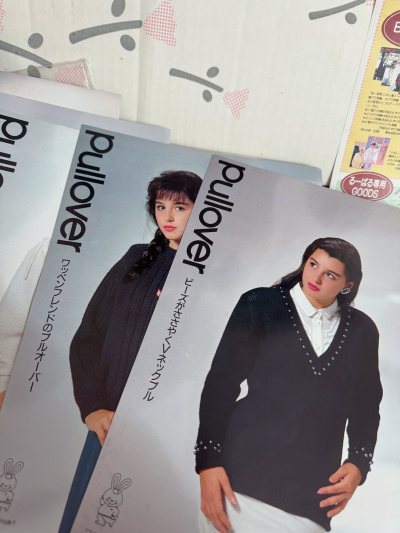 多得挖煤姬一如既往稳定的雅虎日拍体验，让我最后几十秒成功加价捡漏，拿到手也是完好无损的，挖煤姬真的是我的幸运app，几单编织机都是安全下车。

这款编织机的型号是兄弟KM200，非常少见的一款3针编织机，有粉色、绿色和米色，我拍到的这款是粉粉嫩嫩的少女粉，真的美到我...