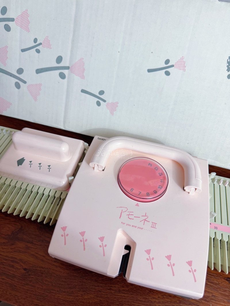 多得挖煤姬一如既往稳定的雅虎日拍体验，让我最后几十秒成功加价捡漏，拿到手也是完好无损的，挖煤姬真的是我的幸运app，几单编织机都是安全下车。

这款编织机的型号是兄弟KM200，非常少见的一款3针编织机，有粉色、绿色和米色，我拍到的这款是粉粉嫩嫩的少女粉，真的美到我...