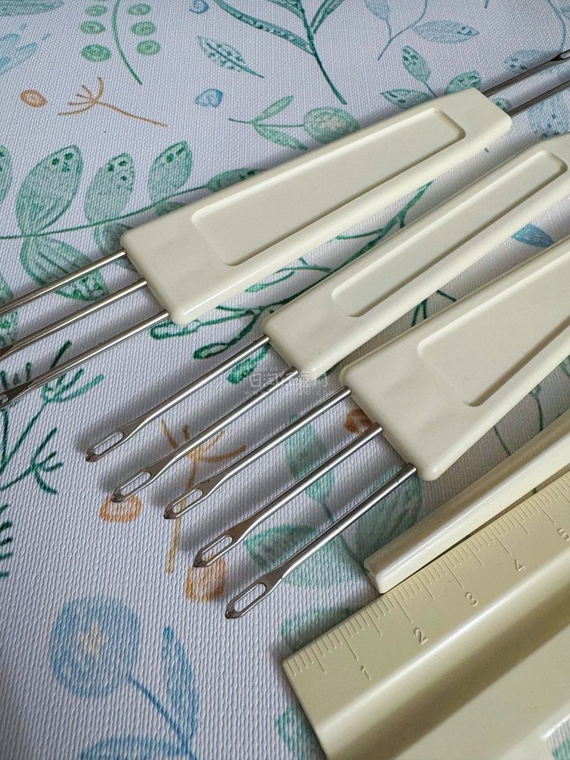 多得挖煤姬一如既往稳定的雅虎日拍体验，让我最后几十秒成功加价捡漏，拿到手也是完好无损的，挖煤姬真的是我的幸运app，几单编织机都是安全下车。

这款编织机的型号是兄弟KM200，非常少见的一款3针编织机，有粉色、绿色和米色，我拍到的这款是粉粉嫩嫩的少女粉，真的美到我...