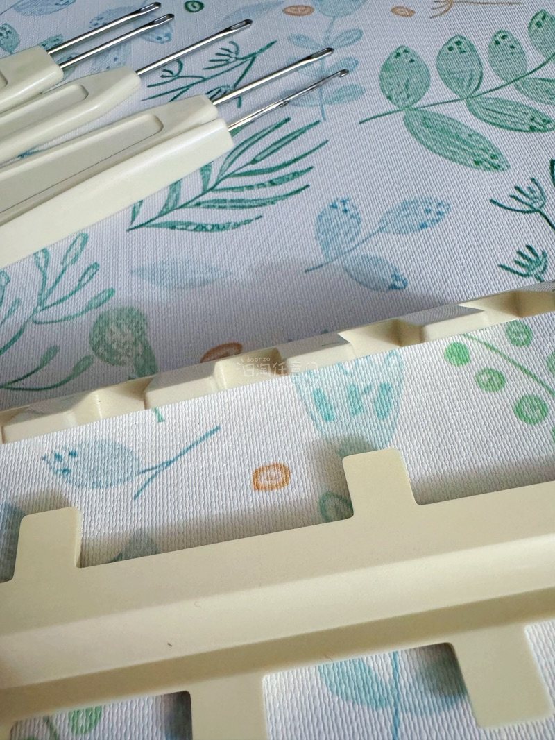 多得挖煤姬一如既往稳定的雅虎日拍体验，让我最后几十秒成功加价捡漏，拿到手也是完好无损的，挖煤姬真的是我的幸运app，几单编织机都是安全下车。

这款编织机的型号是兄弟KM200，非常少见的一款3针编织机，有粉色、绿色和米色，我拍到的这款是粉粉嫩嫩的少女粉，真的美到我...