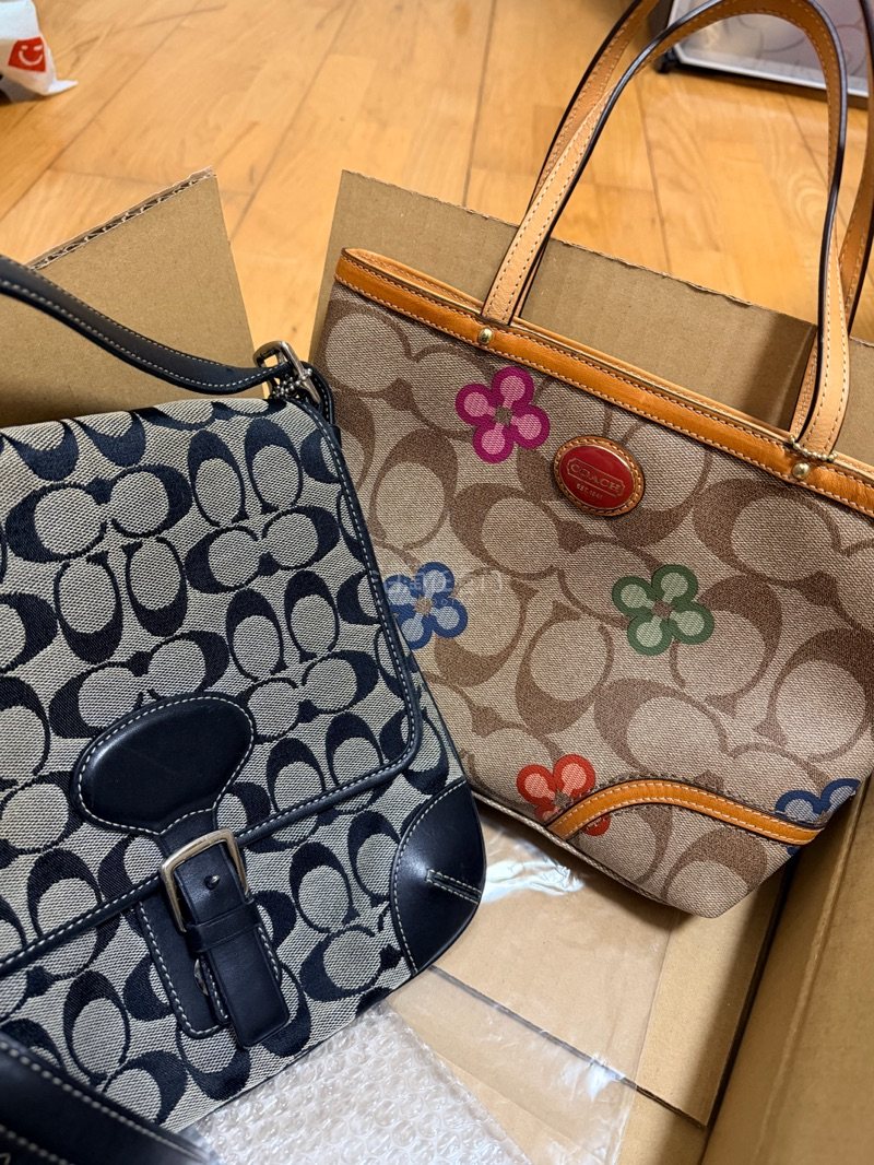 第一次用挖煤姬淘日本中古包，新手友好度直接拉满！买到了心心念念的 Coach 包，收到后发现实物比图片还惊喜 —— 皮质软糯无磨损，五金几乎没氧化，成色远超预期～ 跟着教程绑定转运、提交订单超顺畅，还选了合并发货省运费，包裹打包得严严实实，没一点磕碰。以后买包就锁死...