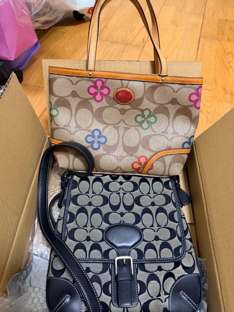 第一次用挖煤姬淘日本中古包，新手友好度直接拉满！买到了心心念念的 Coach 包，收到后发现实物比图片还惊喜 —— 皮质软糯无磨损，五金几乎没氧化，成色远超预期～ 跟着教程绑定转运、提交订单超顺畅，还选了合并发货省运费，包裹打包得严严实实，没一点磕碰。以后买包就锁死...