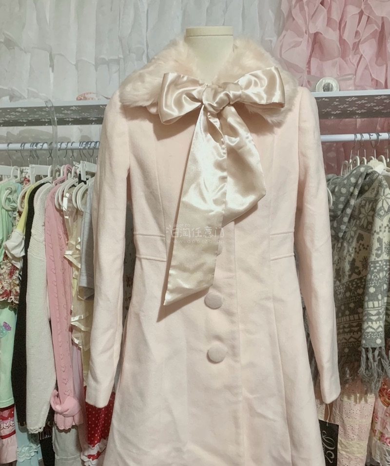 本次分享在挖煤姬淘到的一件粉色大衣，粉色毛领和丝带可以拆卸，后背有蝴蝶结和层层叠叠的蕾丝，很漂亮的一件外套，是在挖煤姬拍卖来的，出价很及时，发货很快，十几天就收到了，下单页面很便捷。