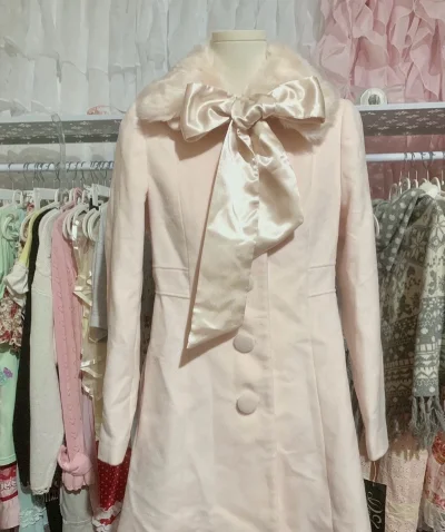 本次分享在挖煤姬淘到的一件粉色大衣，粉色毛领和丝带可以拆卸，后背有蝴蝶结和层层叠叠的蕾丝，很漂亮的一件外套，是在挖煤姬拍卖来的，出价很及时，发货很快，十几天就收到了，下单页面很便捷。