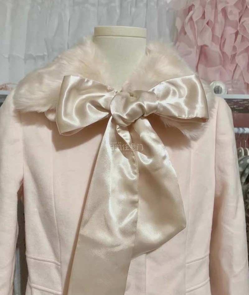 本次分享在挖煤姬淘到的一件粉色大衣，粉色毛领和丝带可以拆卸，后背有蝴蝶结和层层叠叠的蕾丝，很漂亮的一件外套，是在挖煤姬拍卖来的，出价很及时，发货很快，十几天就收到了，下单页面很便捷。