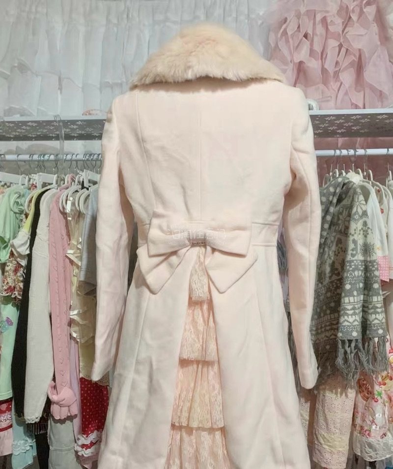 本次分享在挖煤姬淘到的一件粉色大衣，粉色毛领和丝带可以拆卸，后背有蝴蝶结和层层叠叠的蕾丝，很漂亮的一件外套，是在挖煤姬拍卖来的，出价很及时，发货很快，十几天就收到了，下单页面很便捷。