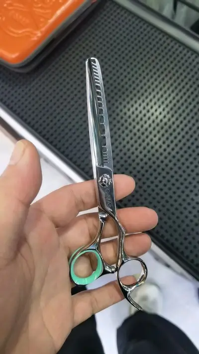 第一次在该平台上购物。买了一把美发剪刀。全程流程清晰，价格透明。体验感非常不错。收到商品和商家描述的一模一样。